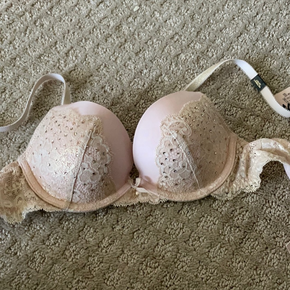 Brand New never worn Victoria’s Secret bra size 32B